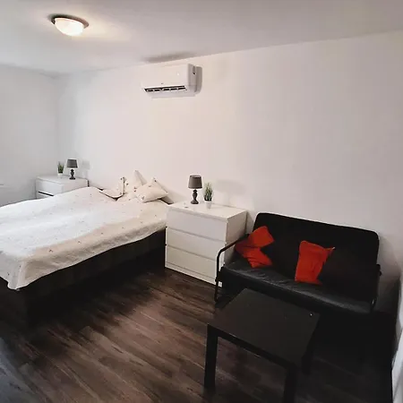 The Other House, Tatil Evi