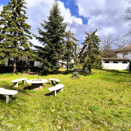 The Other House, Tatil Evi *